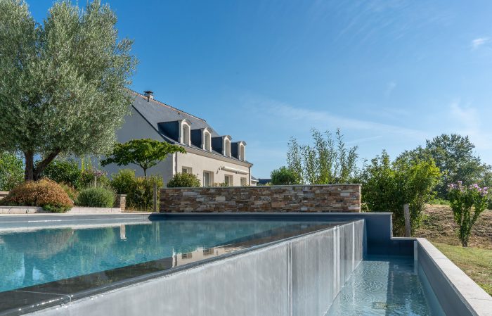 Piscine à débordement